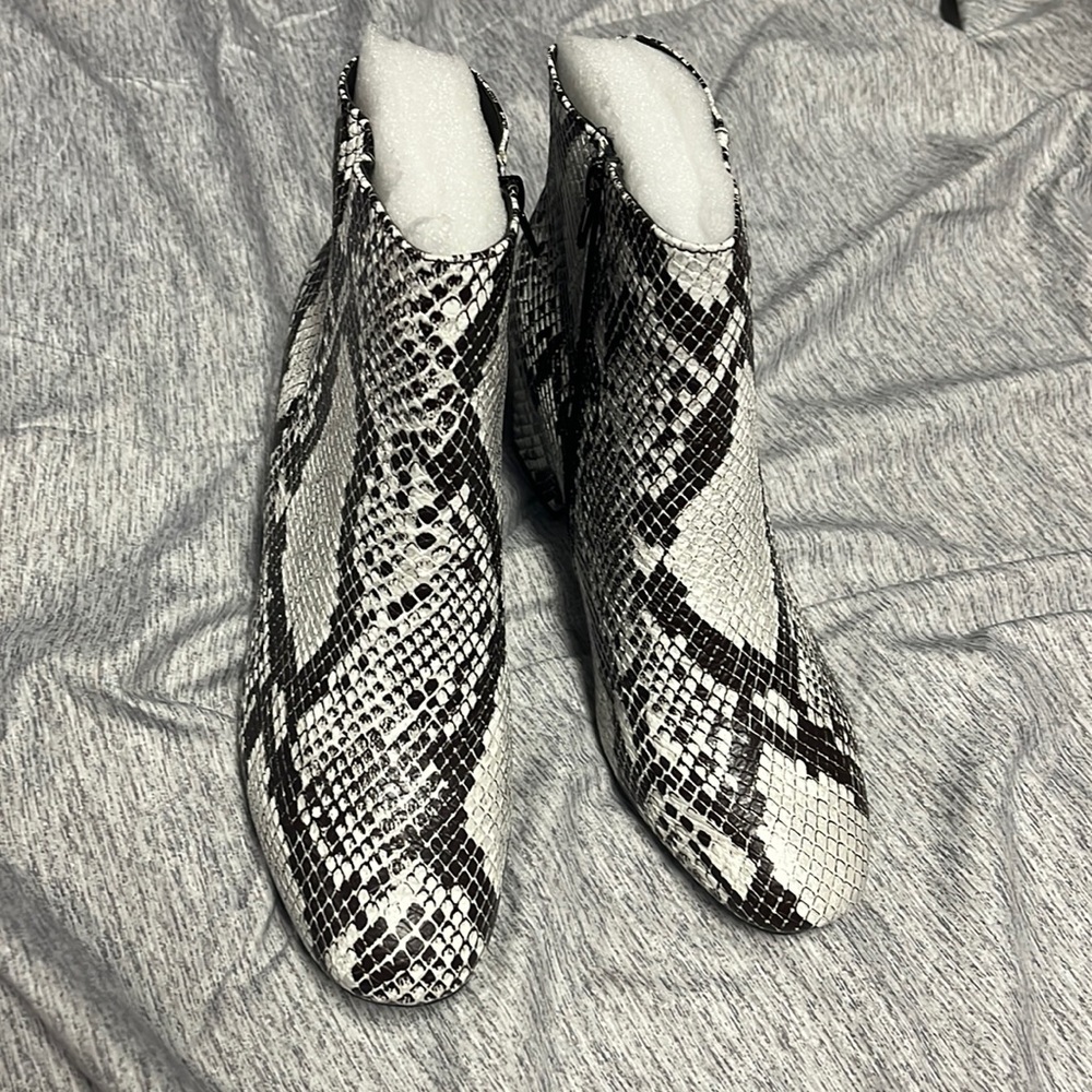Rouge chunky heel boots